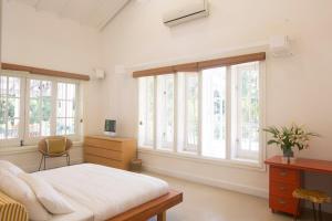 Un dormitorio con una cama y algunas ventanas. en Hebron Gardens House, en Kandy 120 fotos más