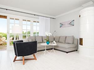 a living room with a couch and a table at Käpt'n Cook 4 von Appartements & Mehr in Kampen