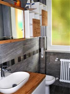 un baño con lavabo e inodoro en 4effe Home, en Sestri Levante