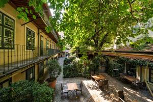 an empty courtyard with tables and benches in a building at Schlossquadrat Apartment 17 in Vienna