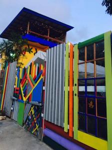 un edificio colorido con una valla delante en wKd bEach loFts THuNDER bAy orange, en Saint James