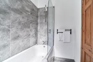 un baño con bañera y ducha en Waverley House, en Hartlepool