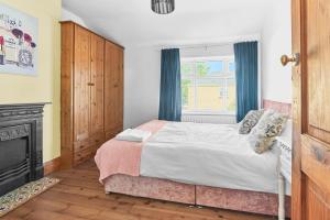 1 dormitorio con 1 cama, chimenea y ventana en Waverley House, en Hartlepool