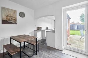 cocina y comedor con mesa y ventana en Waverley House, en Hartlepool