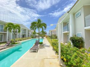 Kolam renang di atau dekat dengan Casa toda climatizada com 2 suítes, gourmet privativo e internet 300MBPS no Residencial Monte das Oliveiras em Arraial D'Ajuda , condomínio com piscinas, sauna e portaria 24hrs.