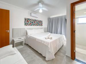 Katil atau katil-katil dalam bilik di Casa toda climatizada com 2 suítes, gourmet privativo e internet 300MBPS no Residencial Monte das Oliveiras em Arraial D'Ajuda , condomínio com piscinas, sauna e portaria 24hrs. +82 gambar