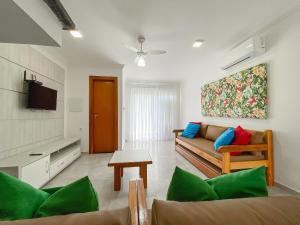 Televisyen dan/atau pusat hiburan di Casa toda climatizada com 2 suítes, gourmet privativo e internet 300MBPS no Residencial Monte das Oliveiras em Arraial D'Ajuda , condomínio com piscinas, sauna e portaria 24hrs.
