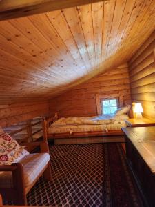 Habitación con 2 camas en una cabaña de madera en Le Banhaut, en Les Diablerets