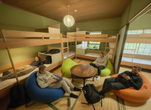 Un lugar para sentarse en Kaido Yuzawa Onsen Hostel