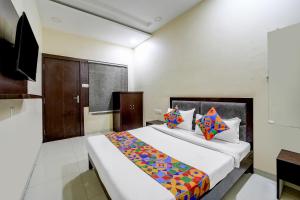 Ένα ή περισσότερα κρεβάτια σε δωμάτιο στο FabHotel The Shloka