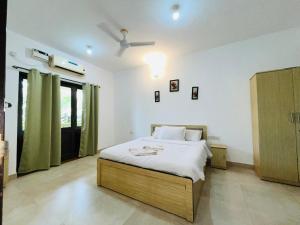 アーポラにあるPS Villa 3bhk Bagaの部屋にベッドがある寝室 +102枚の写真