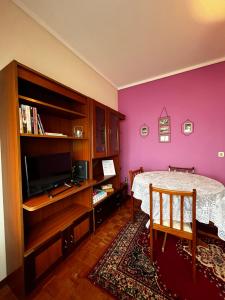 a bedroom with a bed and a purple wall at Apartamento Praia da Barra in Gafanha da Nazaré