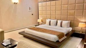 卡拉奇Royal Inn Hotel的一间位于酒店客房内的带大床的卧室