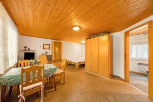 a room with a dining table and a bedroom at Bungalow 24 - Kimbucht in Reichendorf