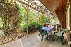 a patio with a table and chairs and a pergola at Bungalow 24 - Kimbucht in Reichendorf +18 photos