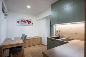 Una cocina o cocineta en TATRYSTAY Julia Apartments