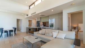 シドニーにあるLeafy Retreat Spacious 2B Penthouse 1 Parkingのソファとテーブルのあるリビングルーム