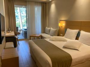 Una habitación de hotel con una cama grande y un escritorio. en Sea View Apartments Baku, en Baku