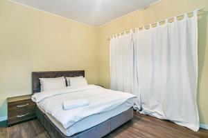 Un dormitorio con una cama grande y una ventana en Sea View Apartments Baku, en Baku