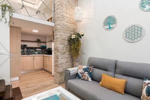 a living room with a couch and a kitchen at Loft de ensueño - Diseño abierto in Estepona