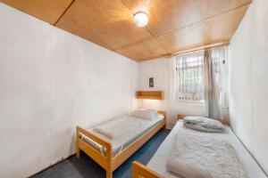 a bedroom with two beds and a window at Bungalow 32 - Kimbucht in Reichendorf