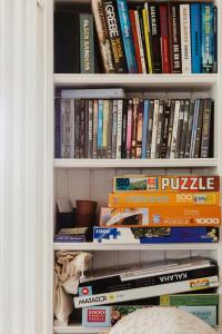 una estantería llena de muchos libros en Romantic Island Cottage In Cosy Style Near Beach, en Maribo