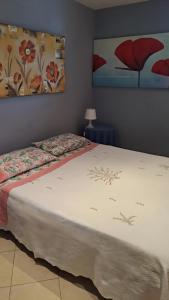 Una cama en un dormitorio con un cuadro en la pared. en Dj Center Class, en Bari