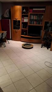 sala de estar con suelo de baldosa y TV en Dj Center Class, en Bari