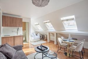 Η κουζίνα ή μικρή κουζίνα στο Appart'Hôtel Lou Suites