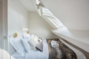 Ένα ή περισσότερα κρεβάτια σε δωμάτιο στο Appart'Hôtel Lou Suites +12 φωτογραφίες