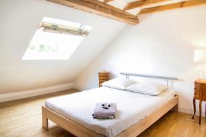 ein Schlafzimmer mit einem großen Bett im Dachgeschoss in der Unterkunft Triplex sur les hauteurs de Divonne in Divonne-les-Bains