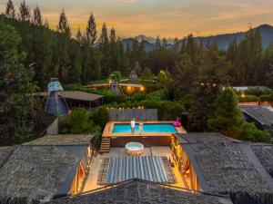 uma vista aérea de uma casa com piscina em The X10 private pool villa khaoyai SHA Certified เขาใหญ่ em Ban Tha Chang