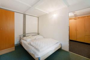 a small bedroom with a bed and a closet at Bungalow 35 - Kimbucht in Reichendorf