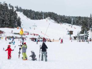 Un grupo de personas en una pista de esquí cubierta de nieve en Bouton d or, en Bolquere Pyrenees 2000