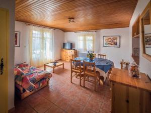 Una sala de estar con una mesa y una cama. en Les bleuets, en Bolquere Pyrenees 2000