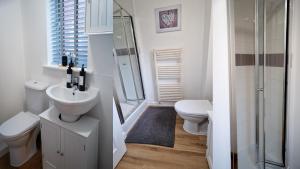 Koupelna v ubytování Norwich, Lavender House, 3 Bedroom House, Private Parking and Garden + 18 fotografií