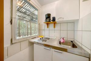 una piccola cucina con un lavandino e una finestra di Bungalow 36a - Kimbucht a Reichendorf Altre 16 foto