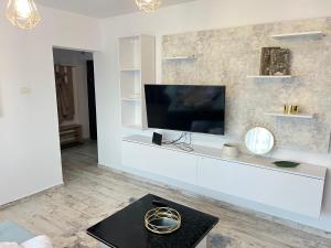 Μια τηλεόραση ή/και κέντρο ψυχαγωγίας στο Central Palace Suite with Self Checkin