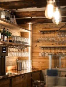 un bar con copas en la pared de un restaurante en Locanda Valmorel, en Navenze