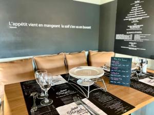 Khu vực ghế ngồi tại The Originals City, Hôtel Le Puech, Narbonne