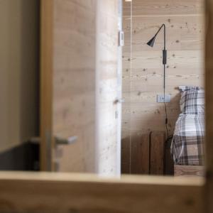 NavenzeにあるLocanda Valmorelのドレスが掛かっている木の壁のある部屋