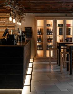 NavenzeにあるLocanda Valmorelのカウンターとワインボトルがいくつかあるレストラン内のバー +27枚の写真
