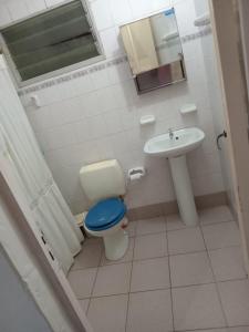 ein Badezimmer mit Toilette und Waschbecken in der Unterkunft la Cruz 1 in Formosa