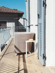 a wicker chair on a balcony with a table at Casa da Victoria in Castrezzato