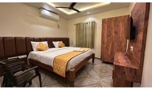 Un pat sau paturi într-o cameră la FabHotel Pranavam Residency