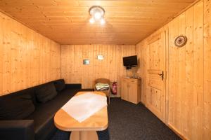 a room with a couch and a table in a room at Bungalow 37b - Kimbucht in Reichendorf