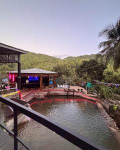 una piscina d'acqua di fronte a un edificio di Banchasramanora resort a Ban Nua