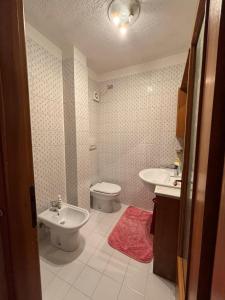 La salle de bains est pourvue de toilettes, d'un bidet et d'un lavabo. dans l'établissement Cottage Deluxe - nel cuore di Asiago, à Asiago 25 autres photos