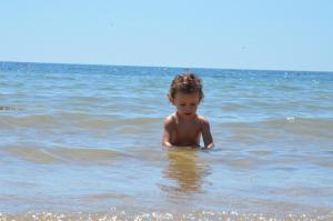 アグリジェントにあるAgrigentum Apartmentの海で泳ぐ幼い子供