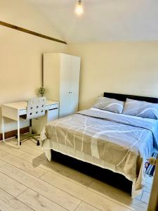 a bedroom with a bed and a desk at 5 bedroom House in Buckingham +4 photos